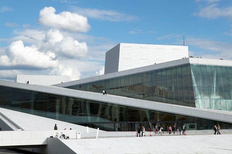 Perforerade plåtar med konkavt och konvext mönster använt till fasaden på Oslo Operahus